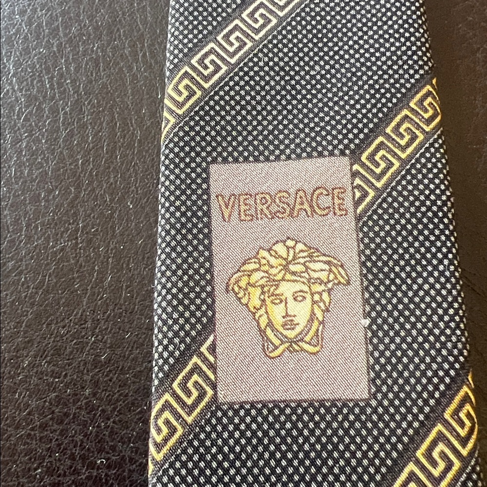 Versace Elegant Black and Gold Patterned Tie Made in Italy - Picture 3 of 5